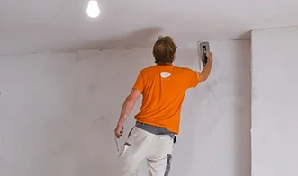 Drkarz pracujący na dachu